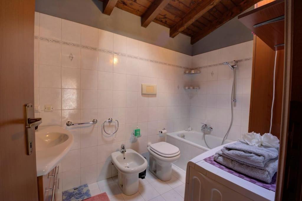 Casa Vacanza Angolo Della Corte Apartment Como Exterior photo